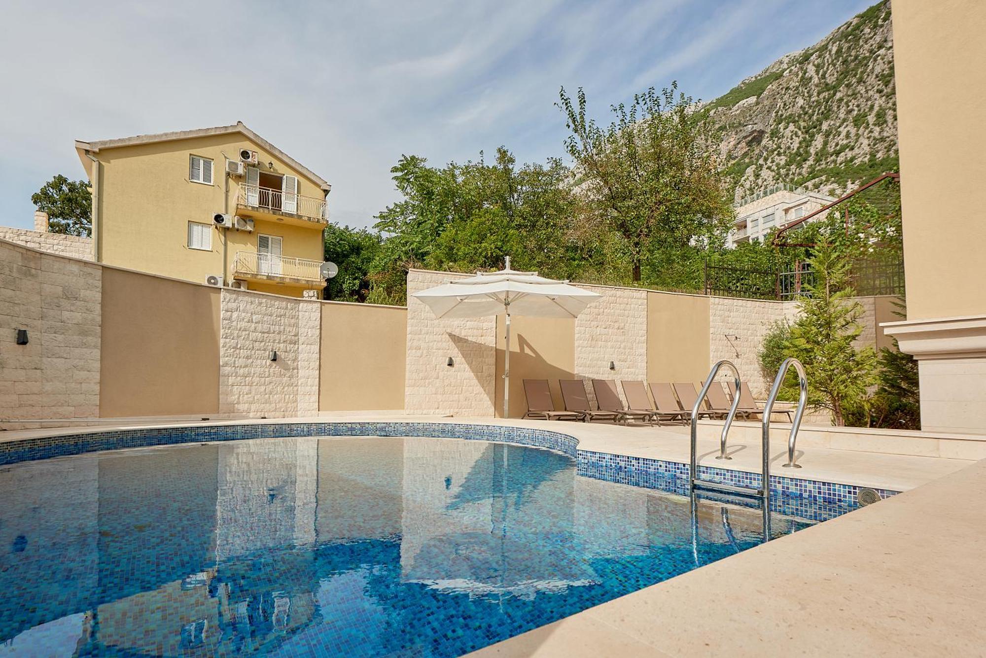 2Montenegro Limeta Apartments With Pool Kotor Kültér fotó